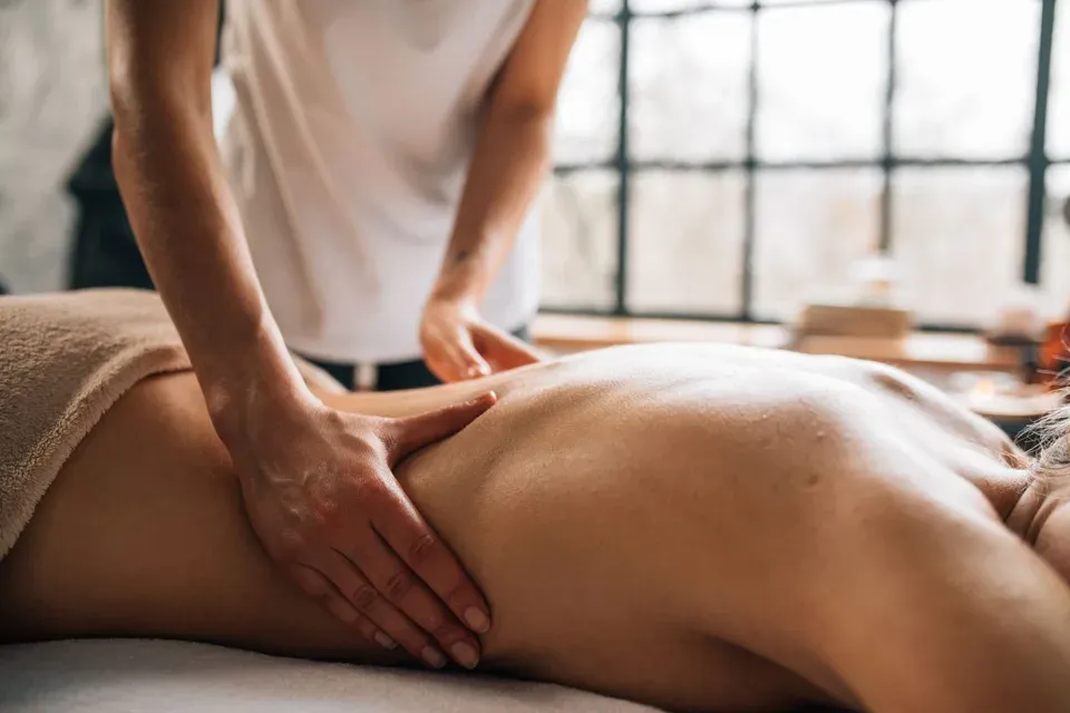 Masaje a domicilio en un ambiente cómodo, con toallas de spa